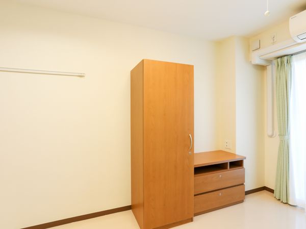 居室の家具と窓
