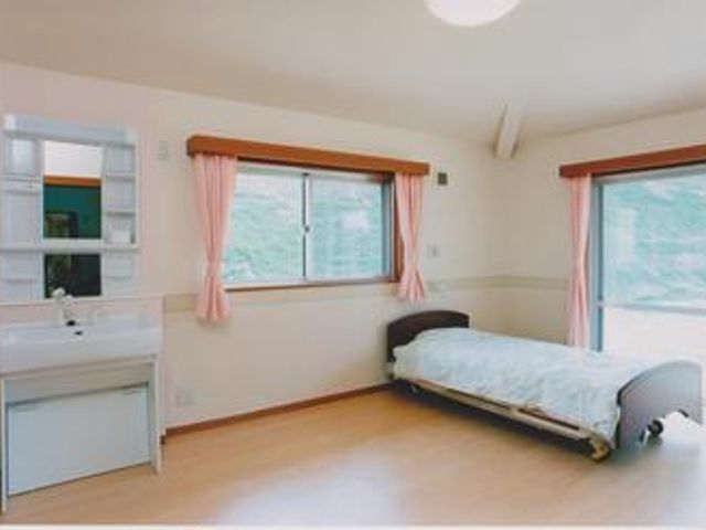 自然光が差し込む居室 居室 ベッドの配置された居室は、大きな窓から自然光が差し込み、開放的な雰囲気です。