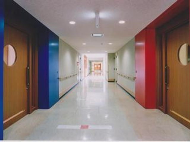明るい廊下 廊下 左右に色分けされたドアが特徴の、広々とした廊下です。自然光で明るい空間が広がります。