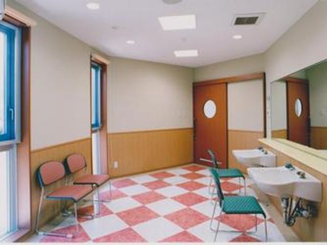 広々とした洗面エリア 洗面台 自然光が差し込む明るい洗面エリアです。清潔で快適な空間が広がっています。