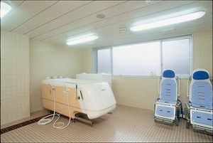 広々とした浴槽の浴室