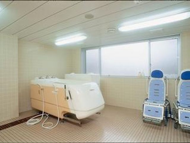 広々とした浴槽の浴室 浴室 清潔感あふれる広々とした浴室です。自然光が差し込み、リラックスして使用できます。