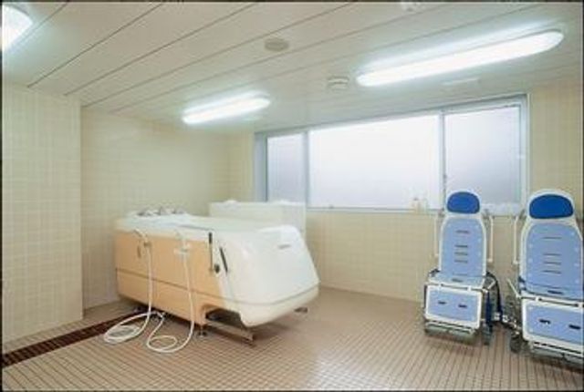 広々とした浴槽の浴室