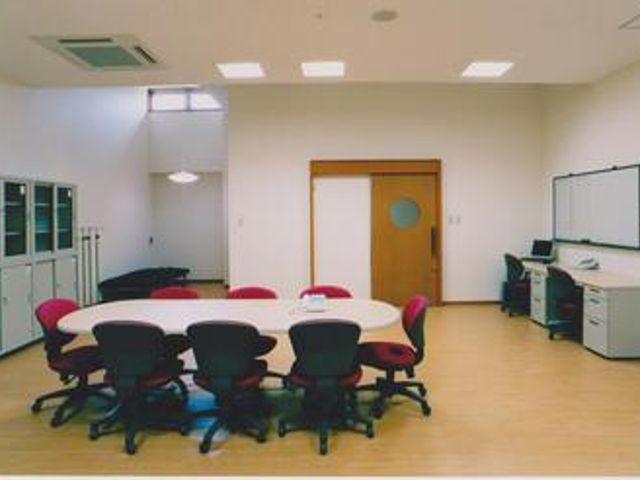 会議用テーブルがある部屋 多目的室 自然光が差し込む多目的室です。快適な作業環境が整い、交流やミーティングに最適です。