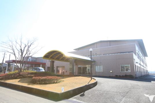 日差しの中の明るいエントランス