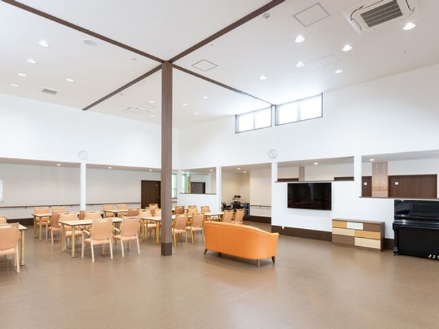 ゆったりとしたリビング ラウンジ 開放感あふれる空間で、多くの人がリラックスできるラウンジです。リビングで交流を深められます。