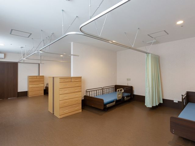 落ち着いた居室空間 居室 自然光がたっぷり差し込む落ち着いた空間で、快適に過ごせる広々とした居室です。