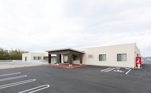 広々とした建物外観