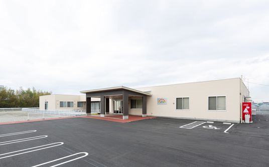 広々とした建物外観