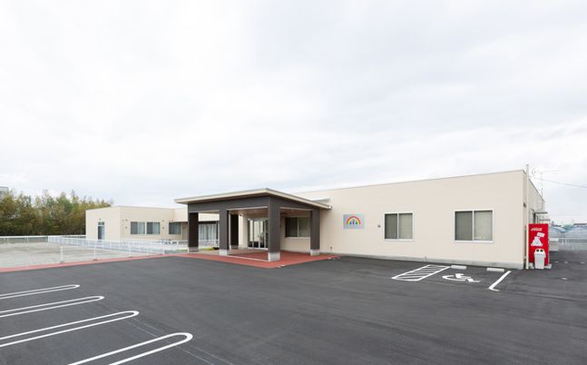 広々とした建物外観