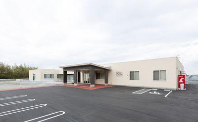 広々とした建物外観