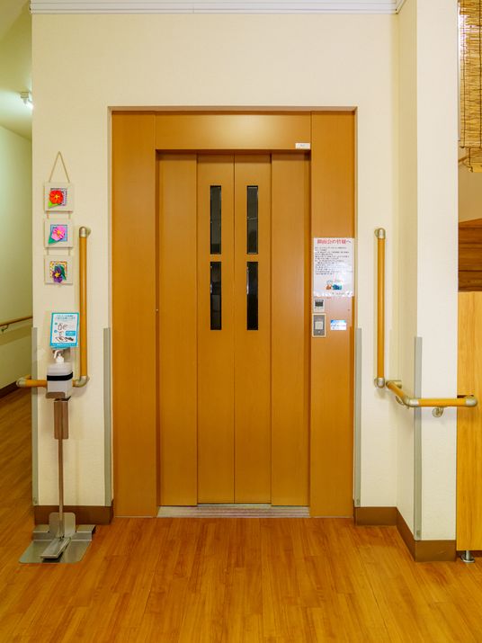 茶色い木製の扉