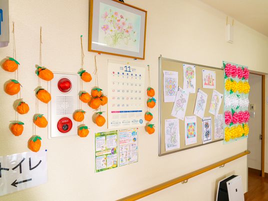 壁掛け作品の廊下