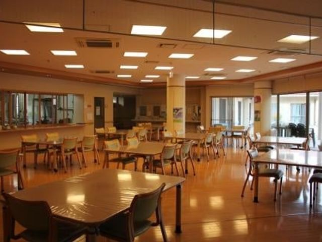 明るい食堂 食堂 自然光がたっぷり入る明るい空間で、リラックスしながら食事を楽しめる食堂です。