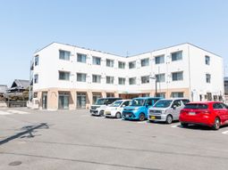 広々とした駐車場外観