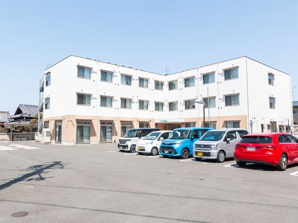 広々とした駐車場外観