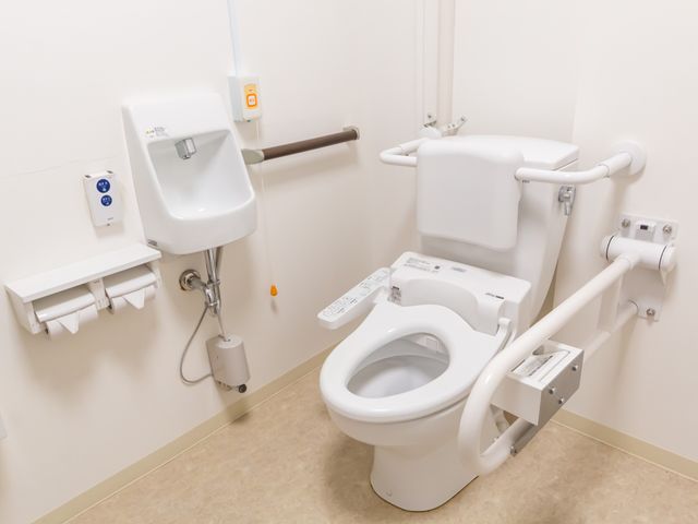 手すり付きの清潔なトイレ トイレ 使いやすい手すりが設置されたトイレで、安心して働く環境が整っています。