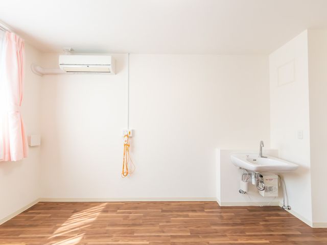 シンプルな居室 居室 木目調の床と広々とした居住空間は、落ち着いた雰囲気を提供します。自然光が優しく差し込む部屋です。