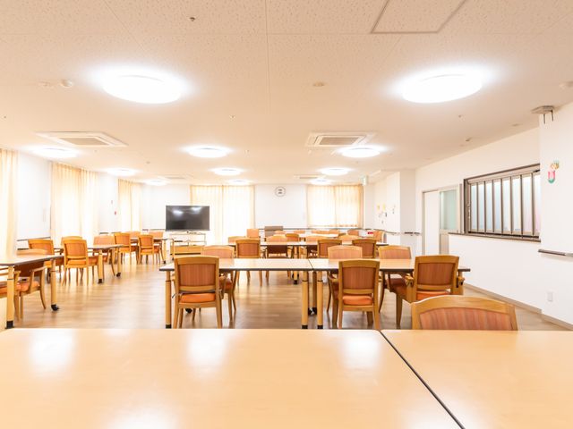 広々とした食堂 食堂 窓から自然光が降り注ぐ明るいスペースです。広々とした食堂では、リラックスしながら食事を楽しめます。