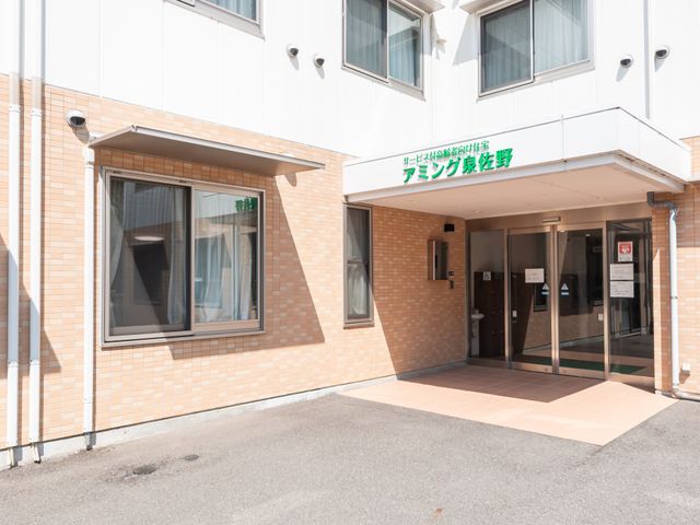 エントランスの入り口 エントランス 車椅子でも出入りしやすい広めのエントランスです。光が差し込み明るく開放的な空間です。