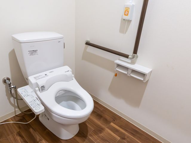 快適で広々としたトイレ トイレ 手すりが設置されているので、安全に使用できます。温水洗浄便座も完備されています。