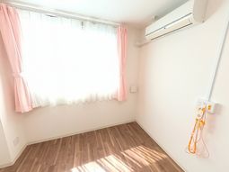 明るい居室の窓
