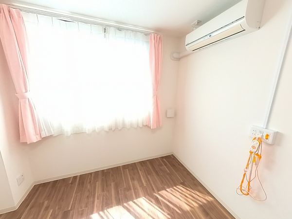 明るい居室の窓