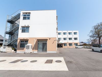 広い駐車場のある外観