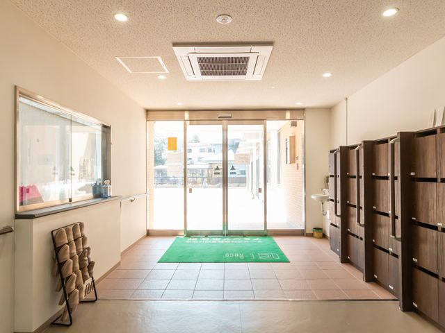 広々とした入口 エントランス 大きな窓から自然光が差し込むエントランスです。明るく開放的な空間が広がっています。