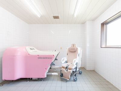入浴設備と椅子の部屋