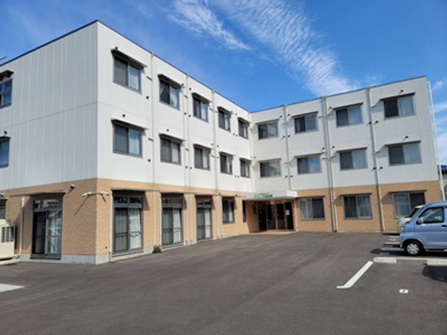 明るい施設の外観 外観 快適に過ごせる清潔感のある建物です。