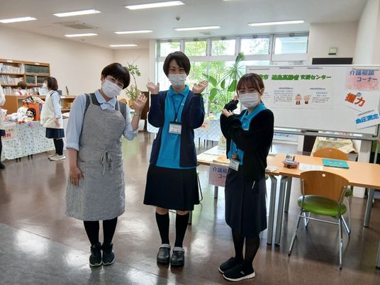 笑顔のスタッフがいる食堂