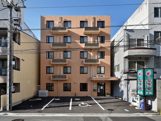建物正面の外観  