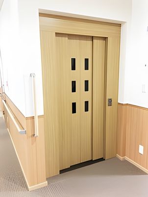 木製の明るいエレベーター