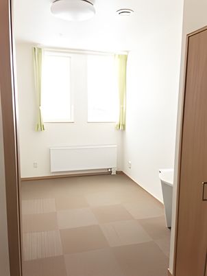 シンプルなデザインの居室