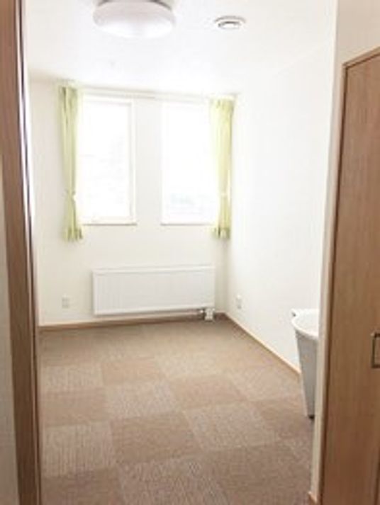 シンプルなデザインの居室