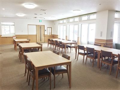 明るい共用の食堂空間