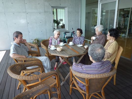 テラスでお茶を楽しむ人々