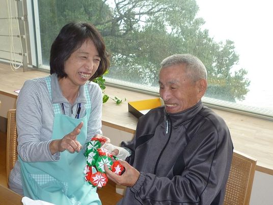 笑顔で手作り品を見る二人