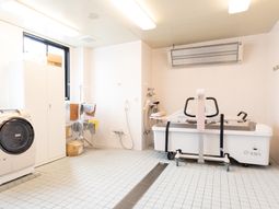 明るい浴室設備