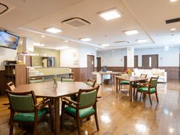広々とした明るい食堂