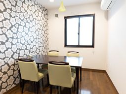 モダンな壁紙のダイニング