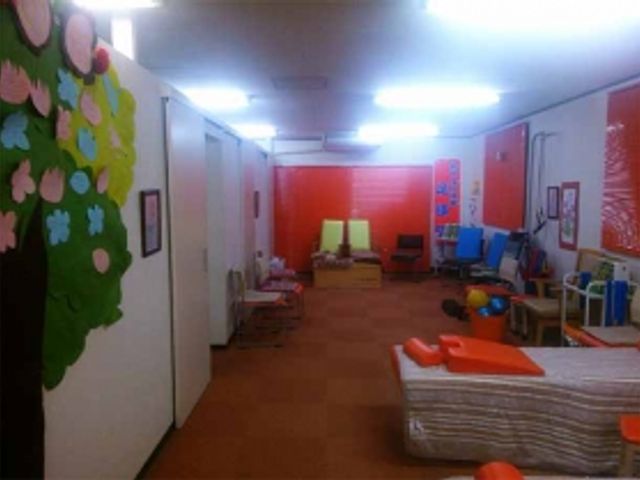 明るい部屋の空間 多目的室 広々とした多目的室で、活動を自由に楽しめるスペースが確保されています。自然光も差し込む明るい環境です。