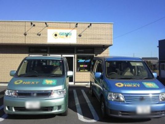 駐車場に停まる車