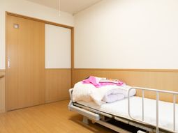 快適な居室のベッド