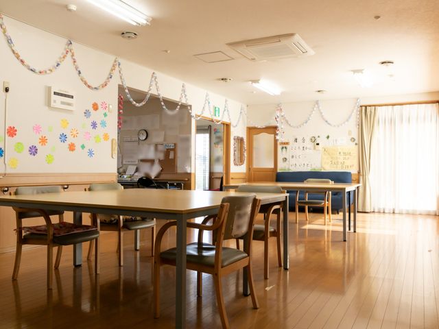 広々としたダイニング ダイニングルーム 柔らかな光が差し込むダイニングで、心地よい環境の中で介護サービスに携われます。共に成長していきましょう。