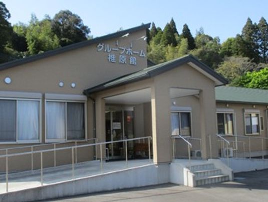 施設の外観と入口  