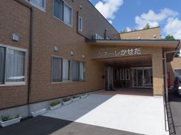 明るい建物のエントランス