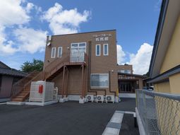 明るい建物エントランス