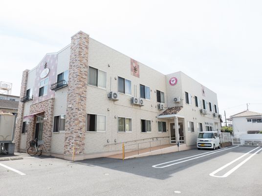 明るい外観の建物